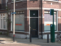 819982 Gezicht op de pui van het hoekpand Dillenburgstraat 11 te Utrecht; op de voorgrond de Mauritsstraat.N.B. Van ...